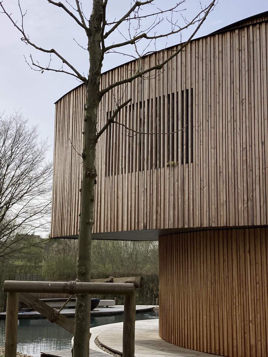 Drehhaus - ein drehbares Haus mit einer runden Fassade aus Holz